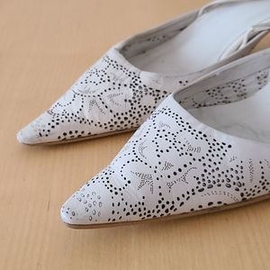 Zara Pointy Toe Low Heels Cream Sz 7